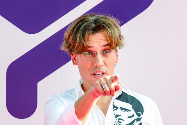 В России призвали блокировать контент сбежавших из страны артистов