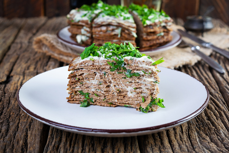 Как приготовить печеночный торт — сытный деликатес из куриной печени