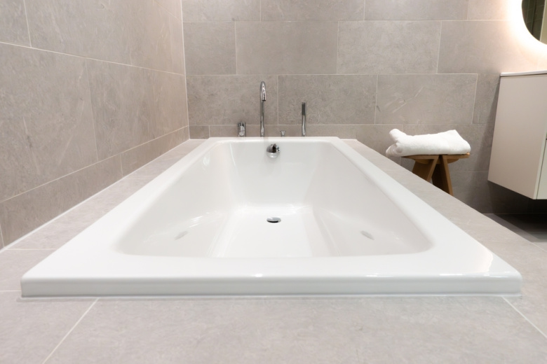 Акриловая ванна как новенькая: три домашних средства вместо дорогой химии