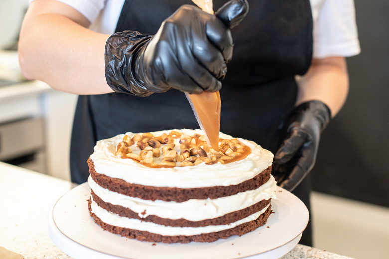 Новогодний торт без духовки: вкусный сюрприз, который сэкономит вам кучу времени!